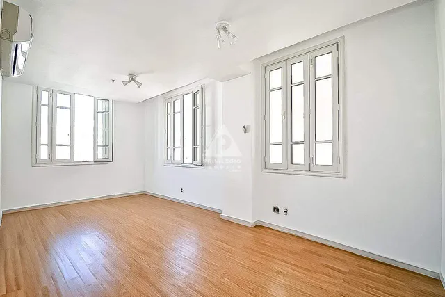 Sala comercial à venda no Largo do Machado!