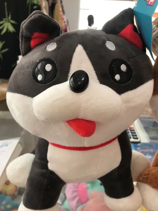 Pelúcia cachorro com coleira