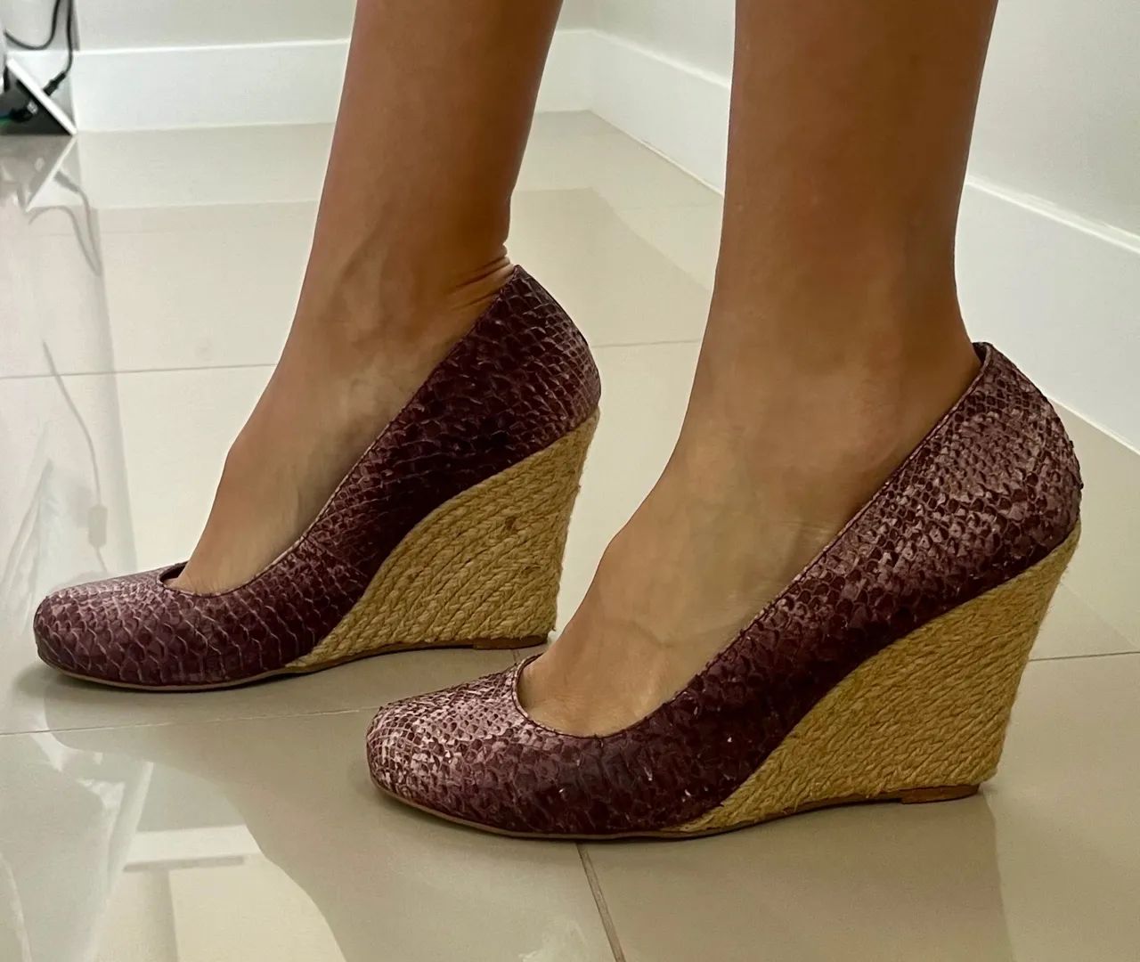 Sandália anabela couro vinho animal print - Foto 2