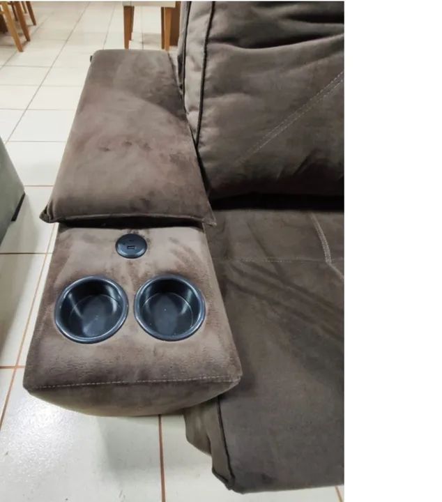 Sofá retrátil e reclinável com portas copos/ entrada usb