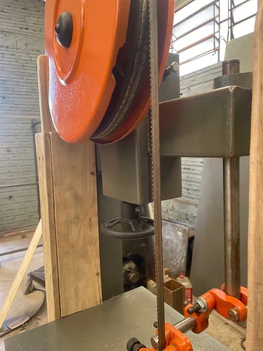 Serra de fita industrial