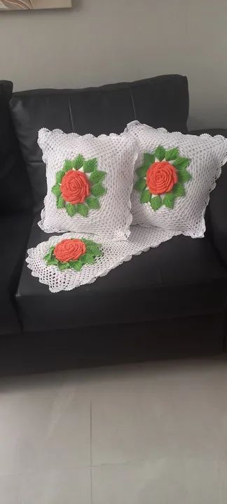 Jogo de almofadas em crochê com flores + caminho de mesa - Foto 2