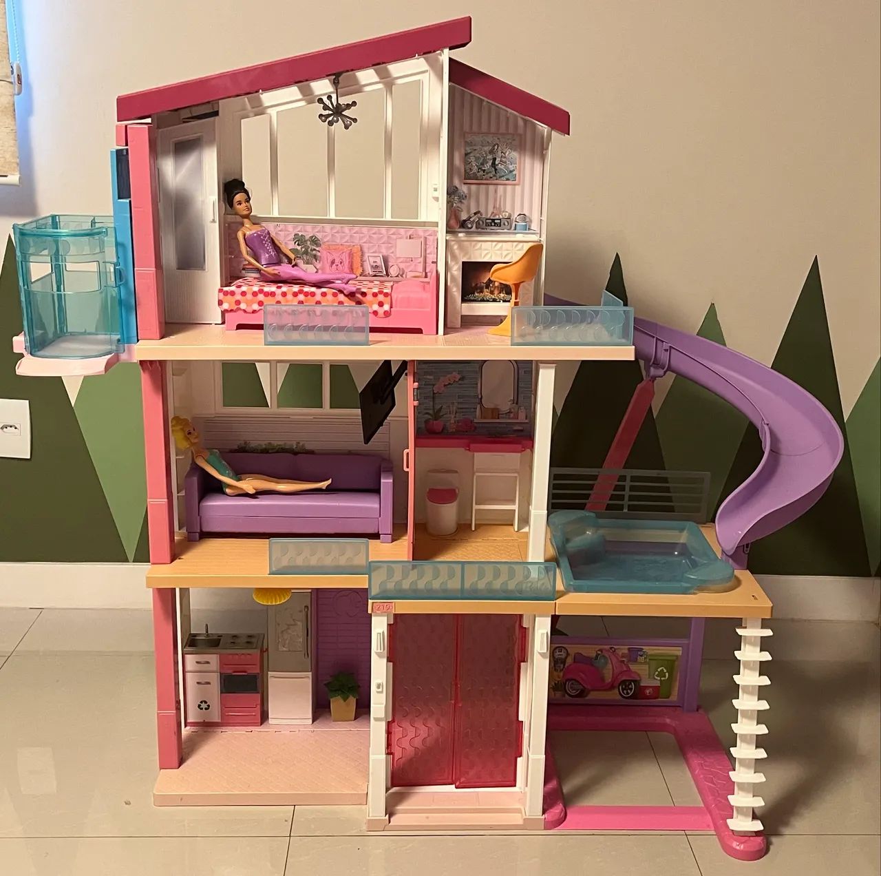 Casa da Barbie original com todas as peças da casa e mais duas barbies
