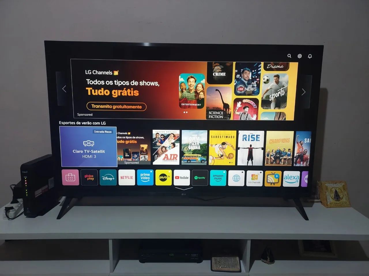 Smart TV LG com acesso a diversos canais e aplicativos