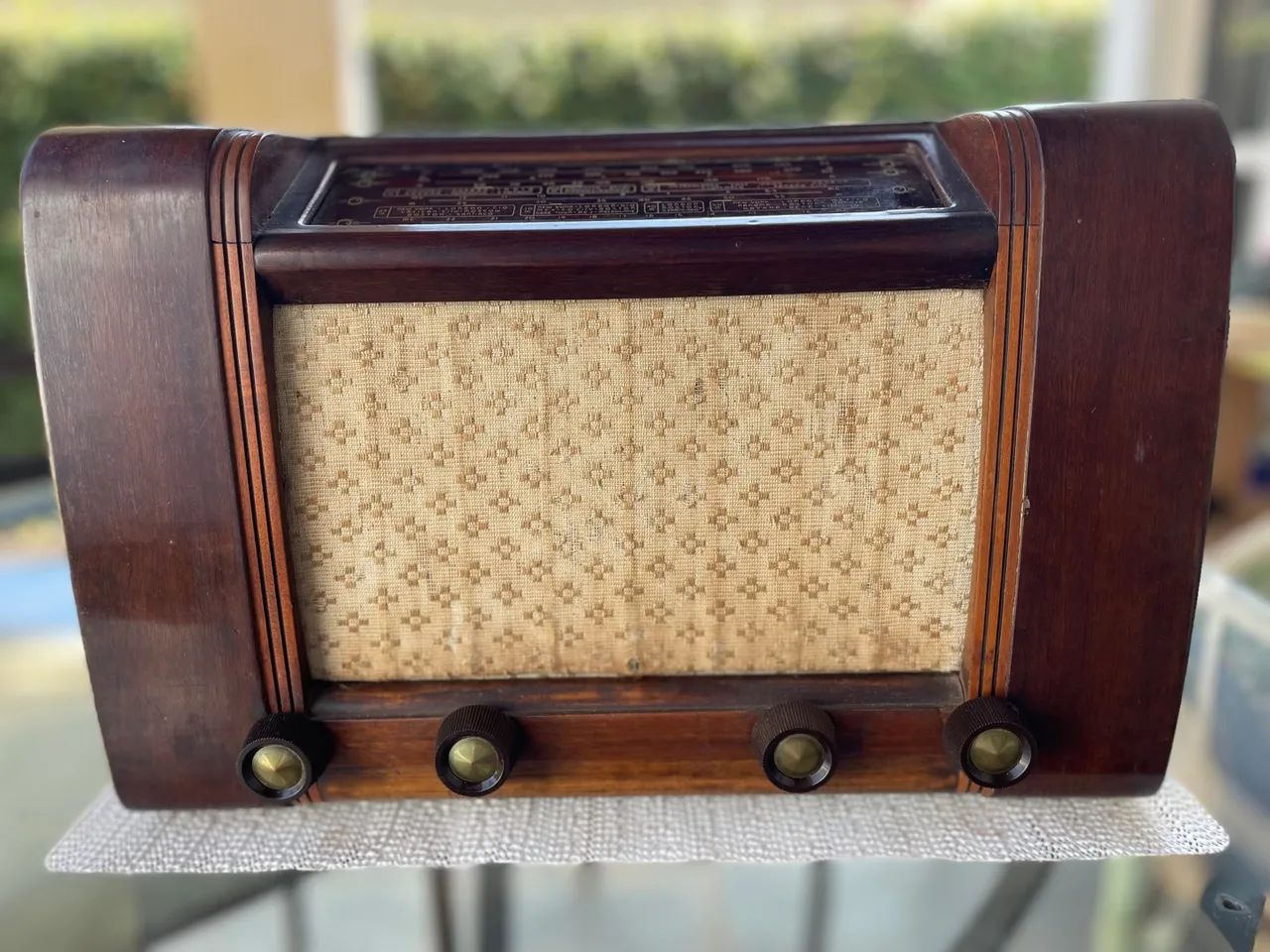 Rádio antigo valvulado.