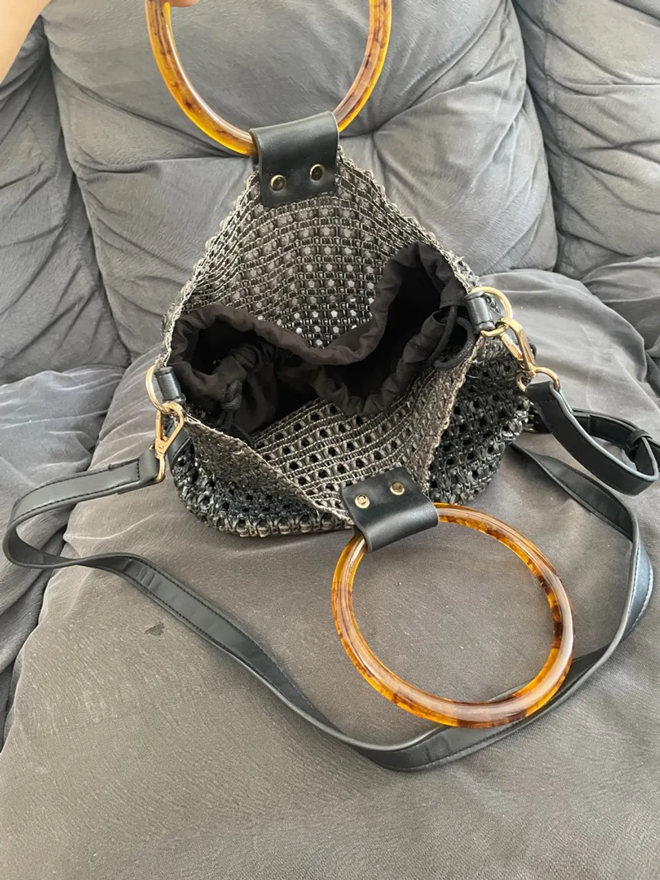 Bolsa preta modelo bucket tramada!