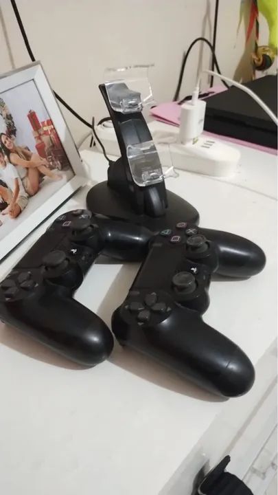 Play station 4 com 2 manetes + suporte com carregador  - Foto 2