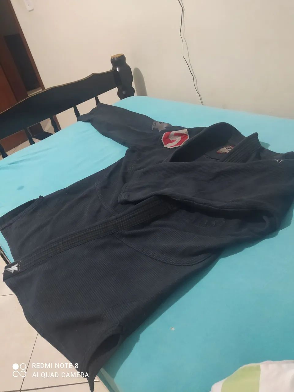 Kimono de Jiu-Jitsu Preto e outro branco 