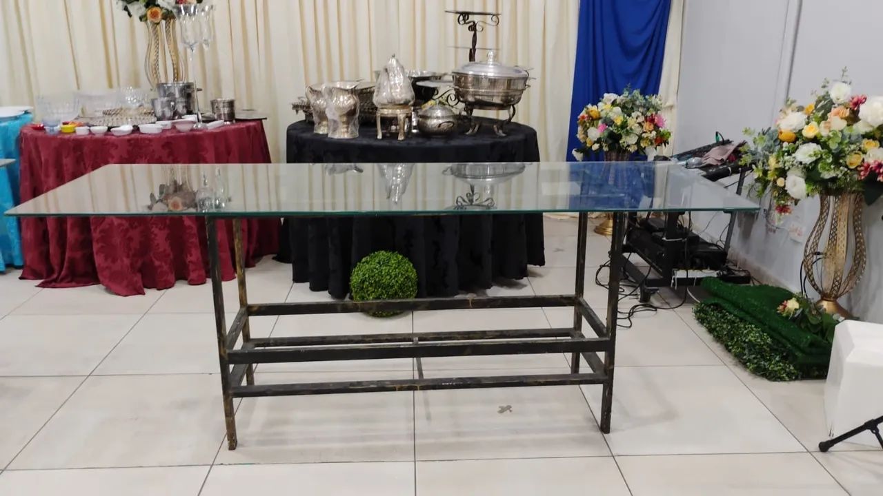 Mesa de vidro com estrutura de ferro