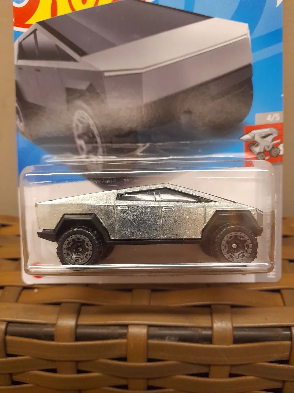 Carrinho Hot Wheels Tesla Cybertruck - Foto 2