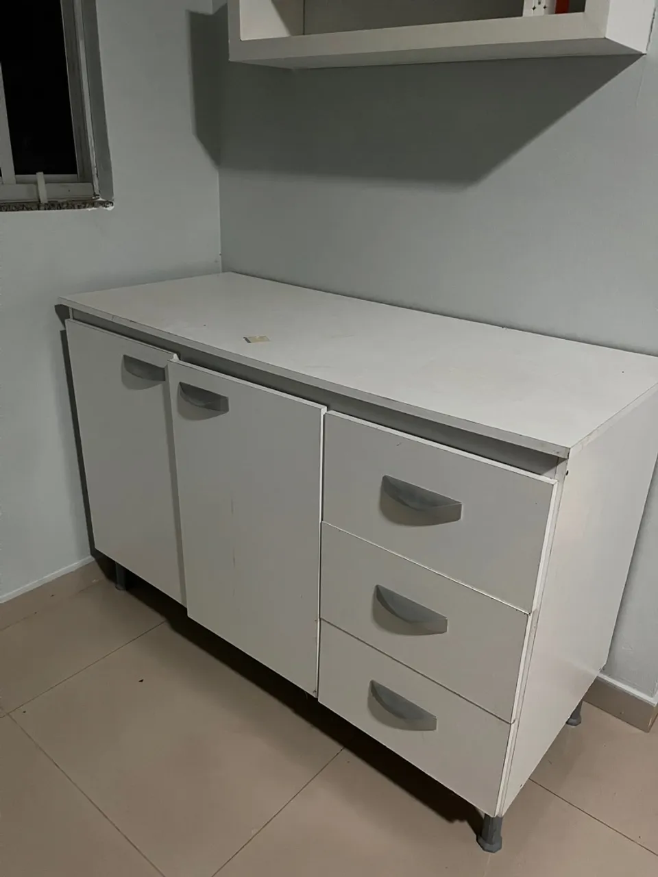 Armário branco com gavetas
