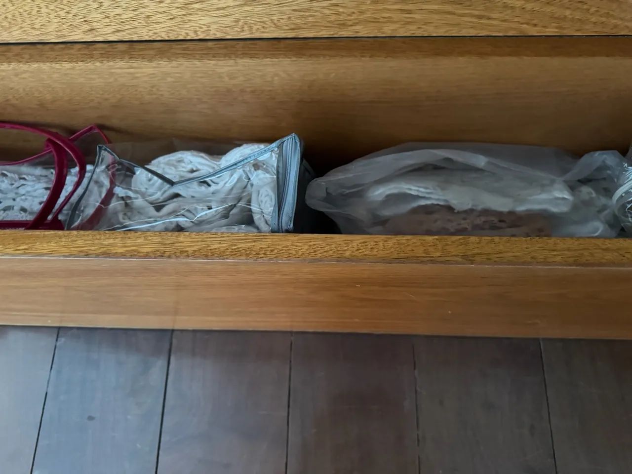 Aparador estreito com baú