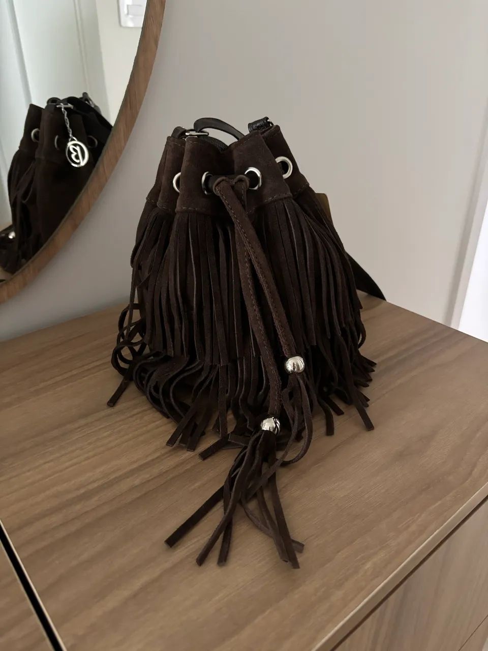 Bolsa saco em camurça com franjas - estilo boho, nova com etiqueta - Foto 2