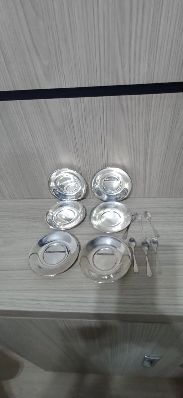 Antiguidade 6 Pires e colher de café.