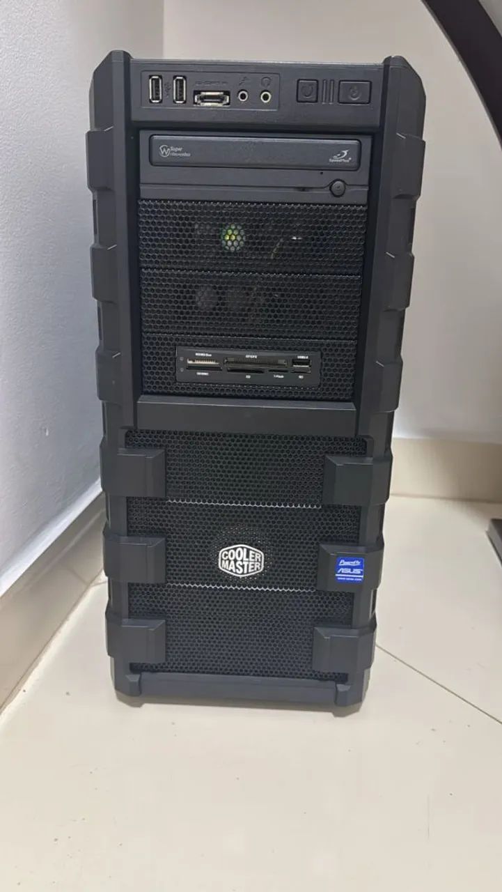 Gabinete Cooler Master - Design Robusto e Funcional