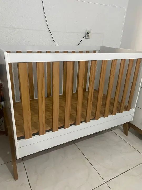 Berço de madeira branco e bege - Foto 6