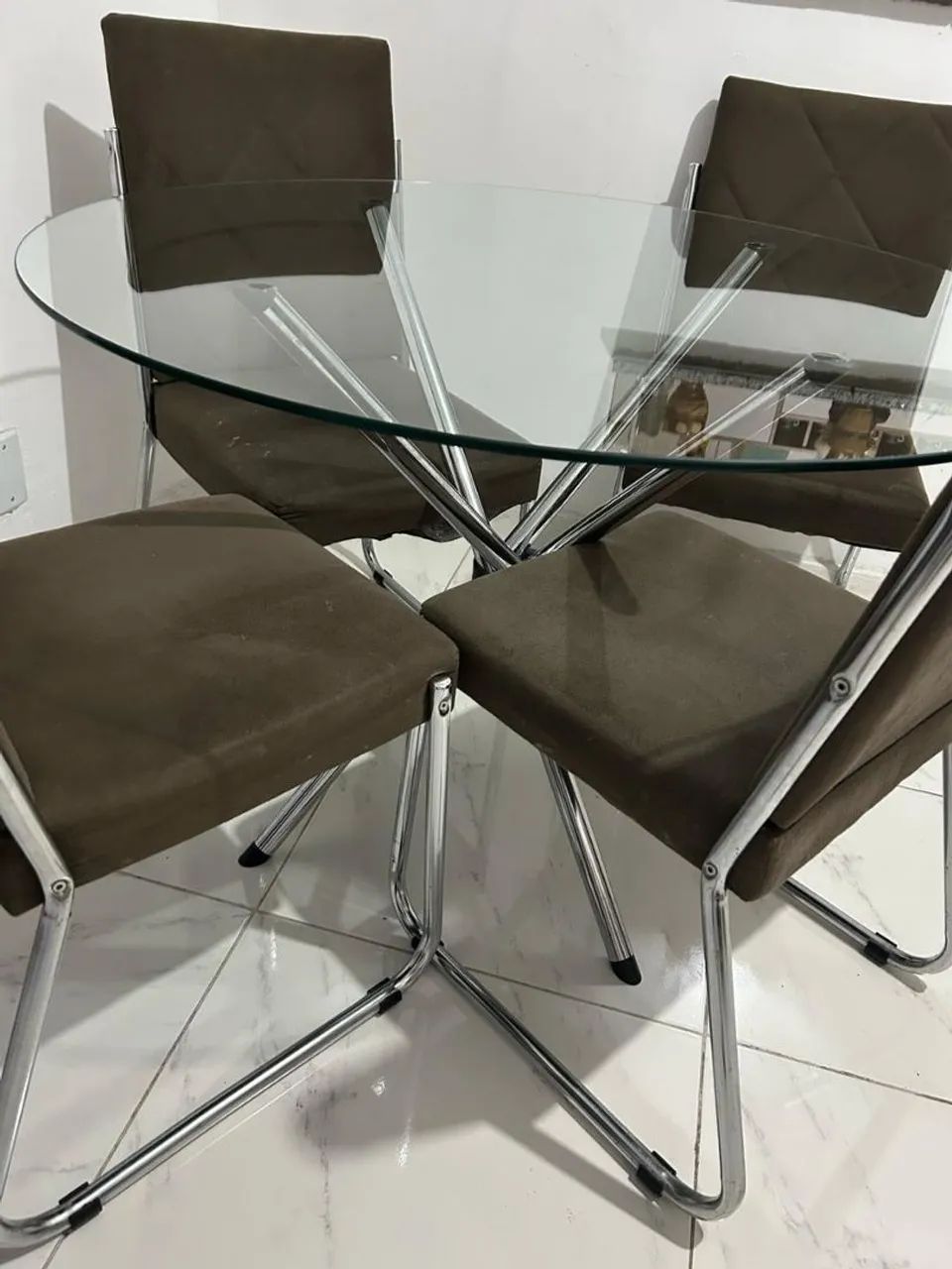 Mesa 4 cadeiras mais armario, e um sofá baú  - Foto 3