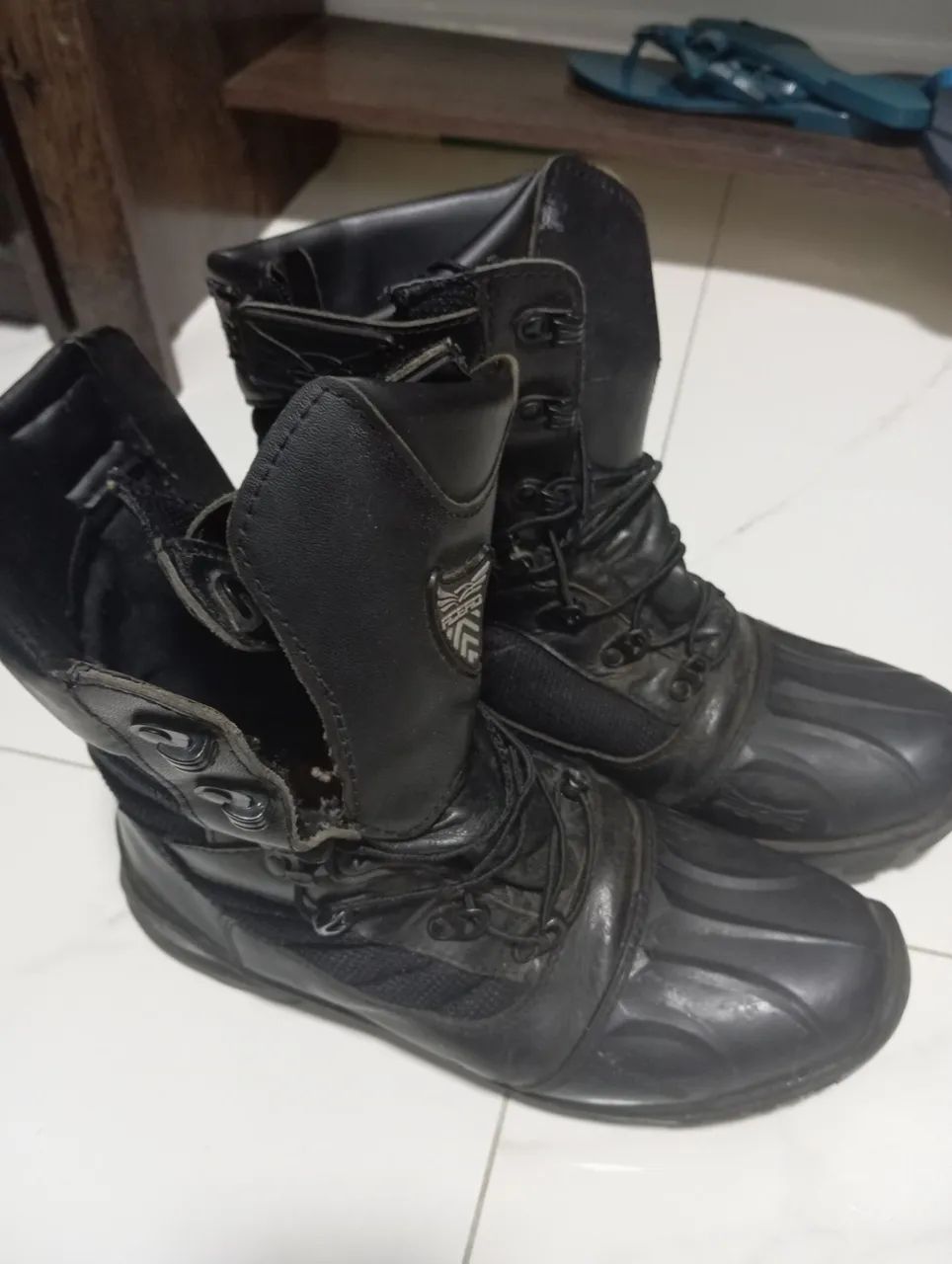 Botas Táticas Cano Alto - Preto