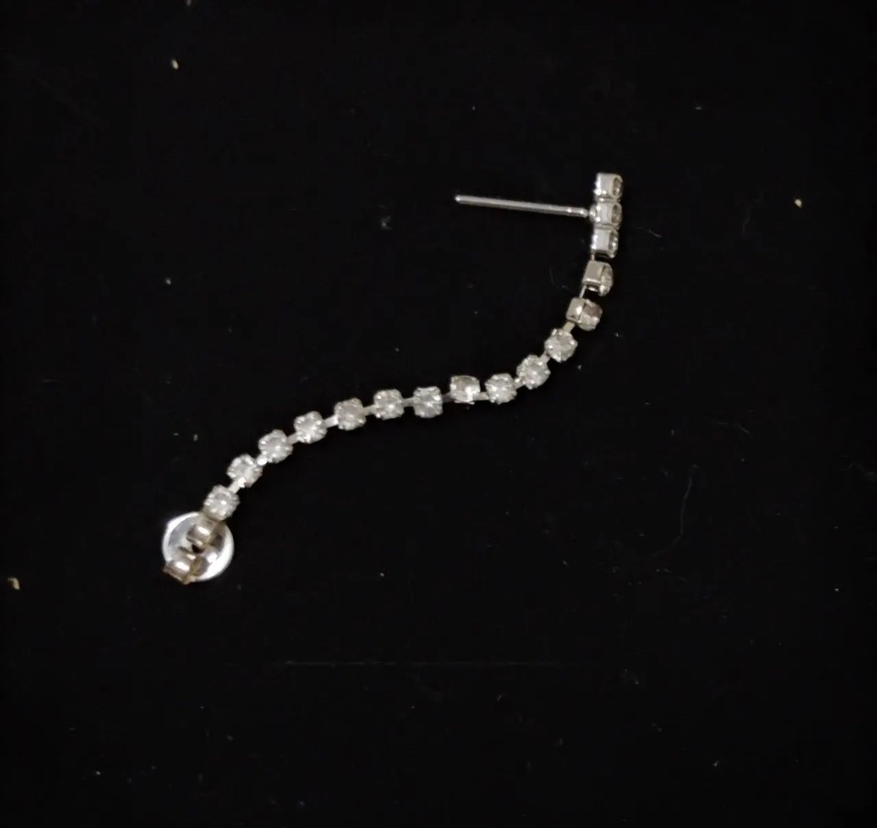 Brincos delicados com strass C&A - Foto 4