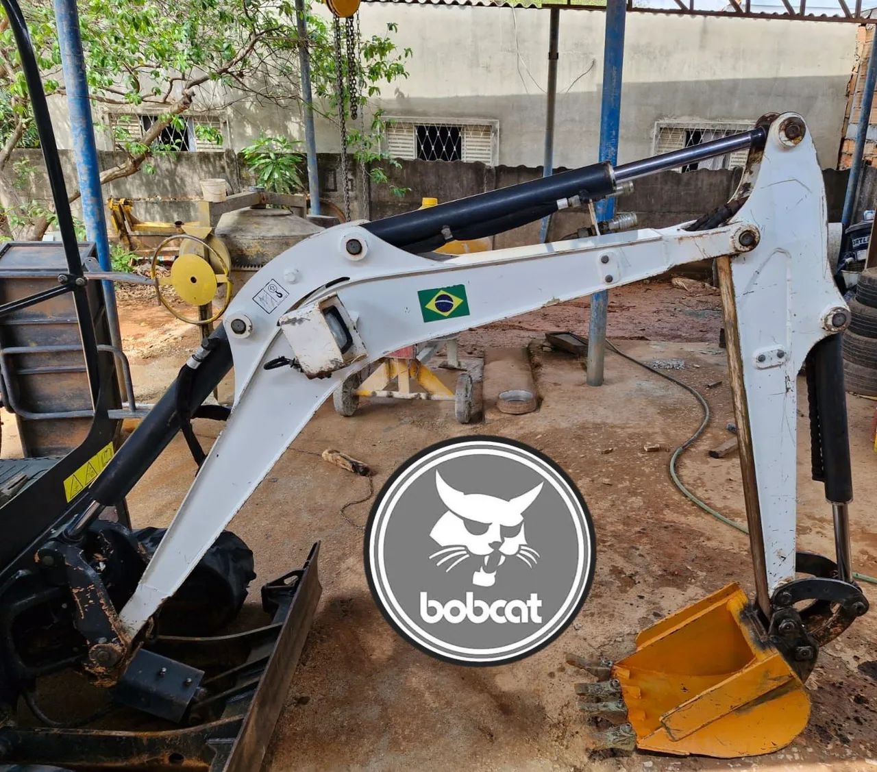 Mini escavadeira compacta Bobcat E20 e implementos  - Foto 2