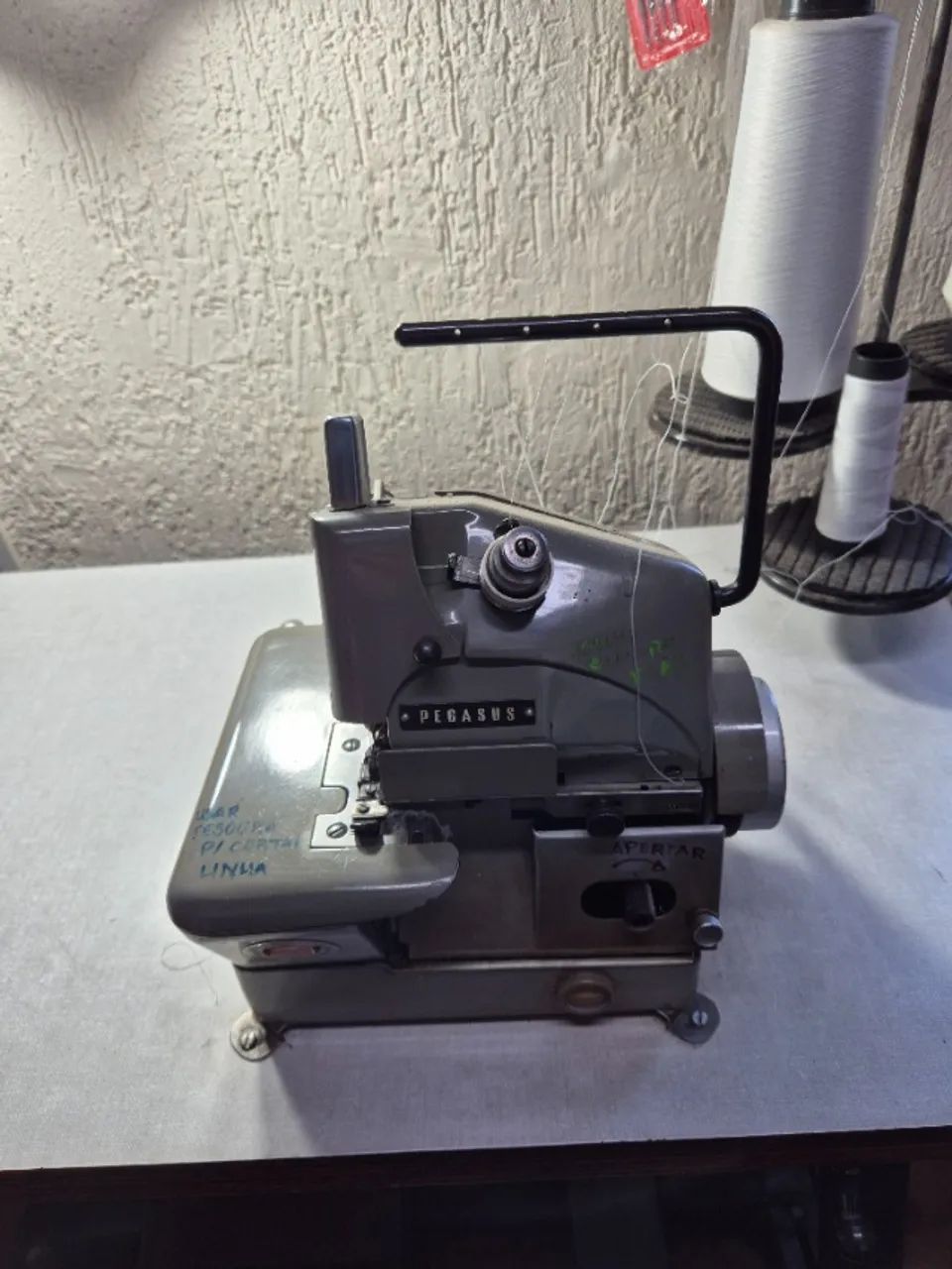 Máquina Overlock Industrial  + motor acoplado com mesa - Foto 4