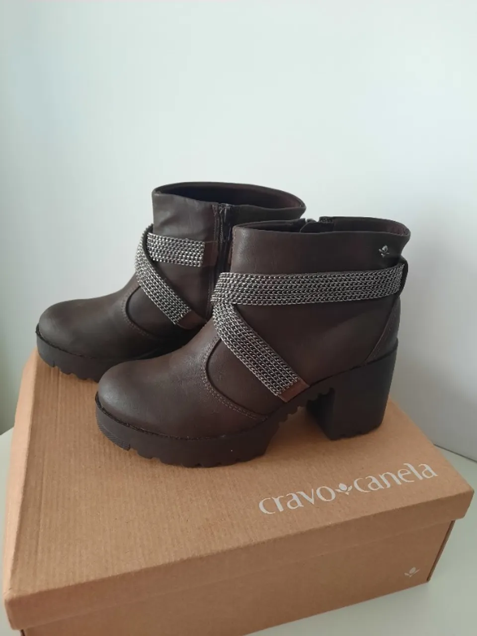 Bota marrom, cravo e canela