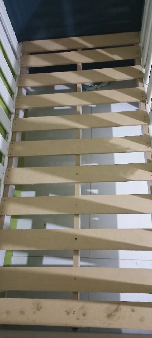 Berço de madeira branco com detalhes em azul escuro  - Foto 3