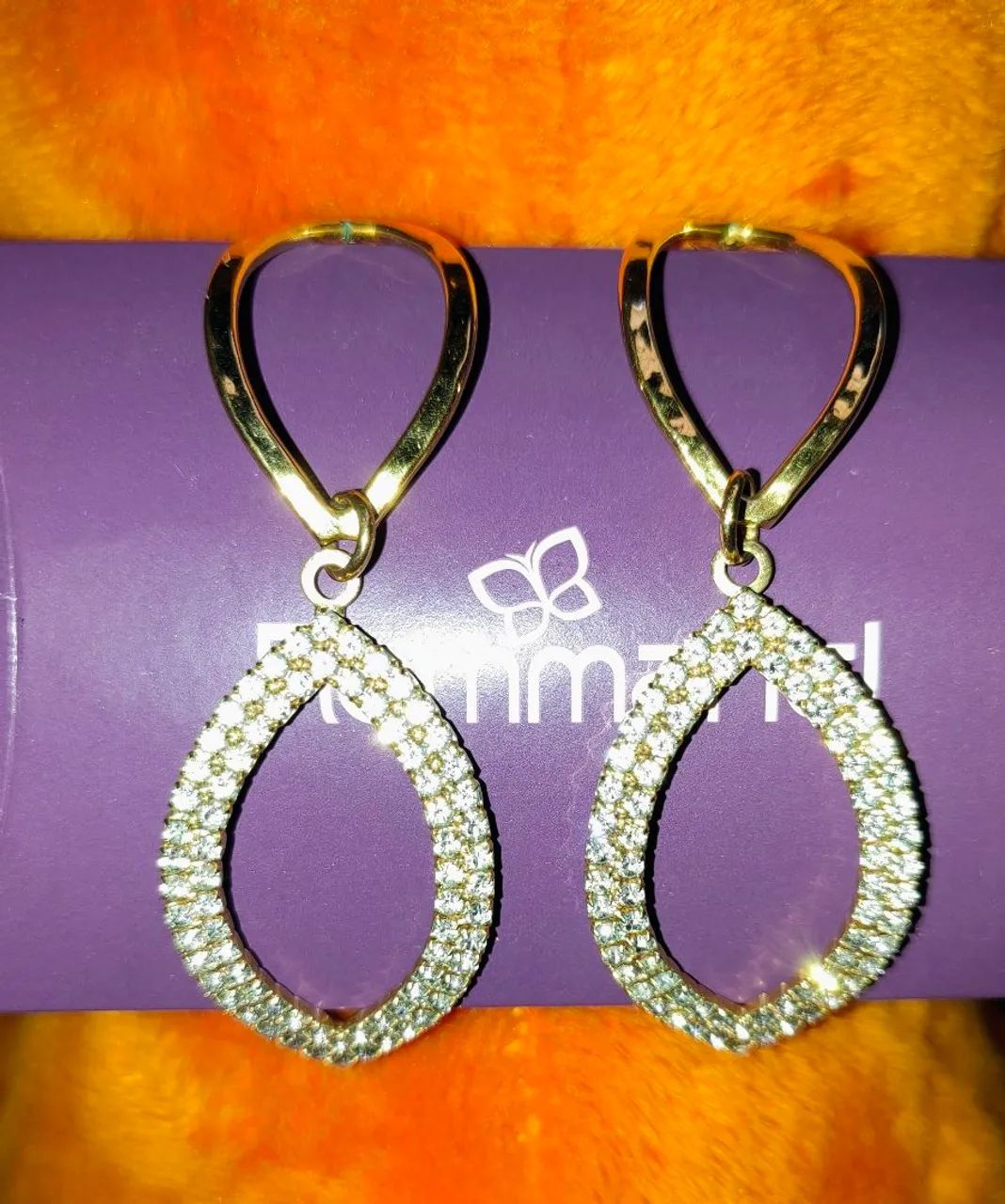 Lindos Brincos Dourados com Strass da Rommanel 