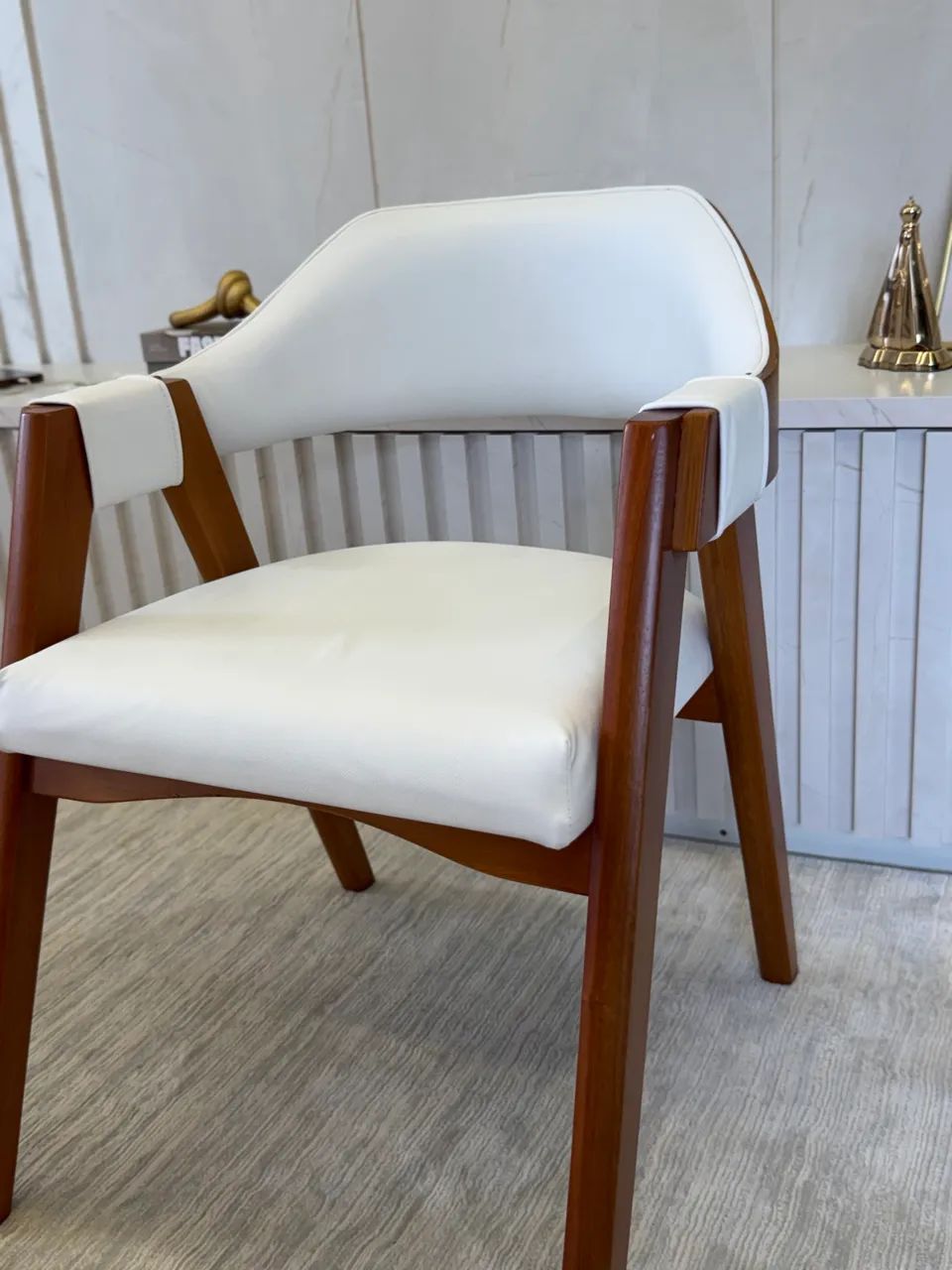 Conjunto de cadeiras/poltronas em corino estofada  - Foto 2