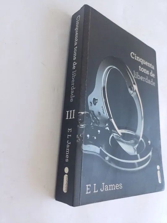 Livro Cinquenta Tons de Liberdade - E.L. James - Foto 2