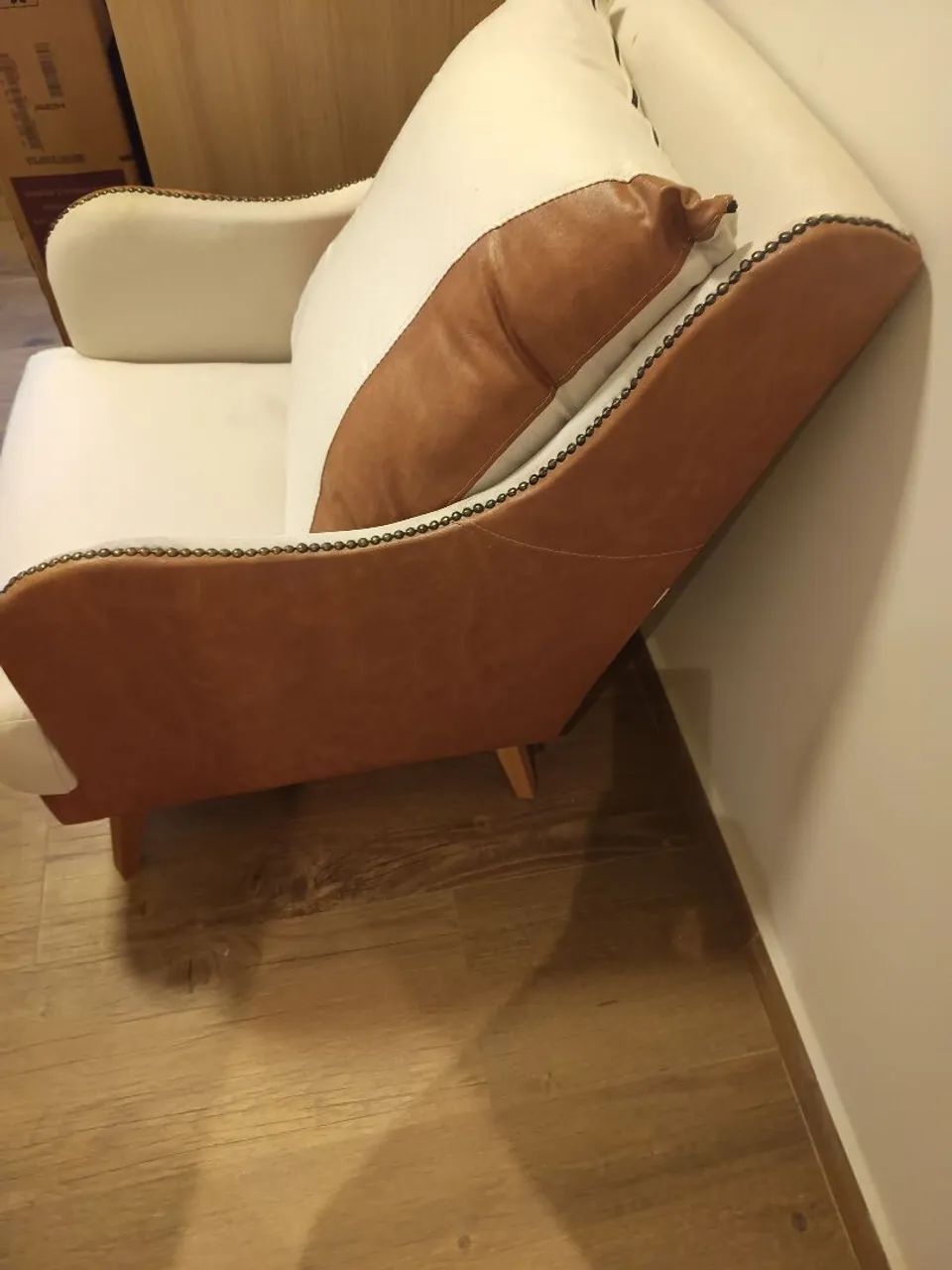 Poltrona Elegante com Detalhes em Couro - Foto 2