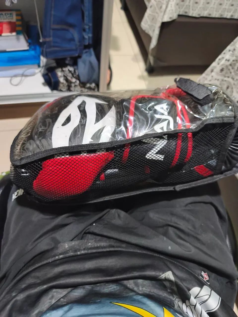 NAJA BLACK AND RED BOXING GLOVES 12OZ
