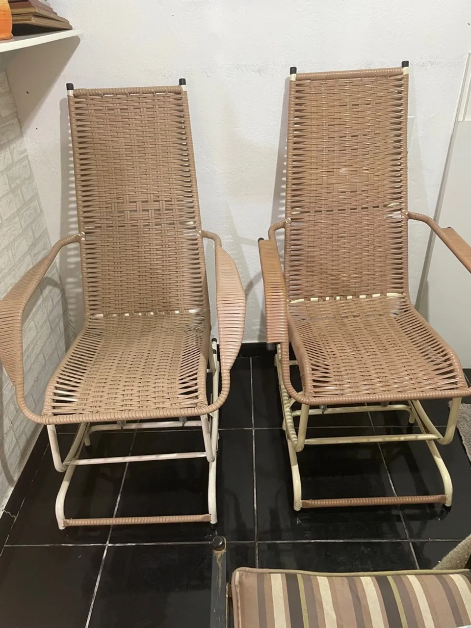 Vende-se duas cadeiras de balanço