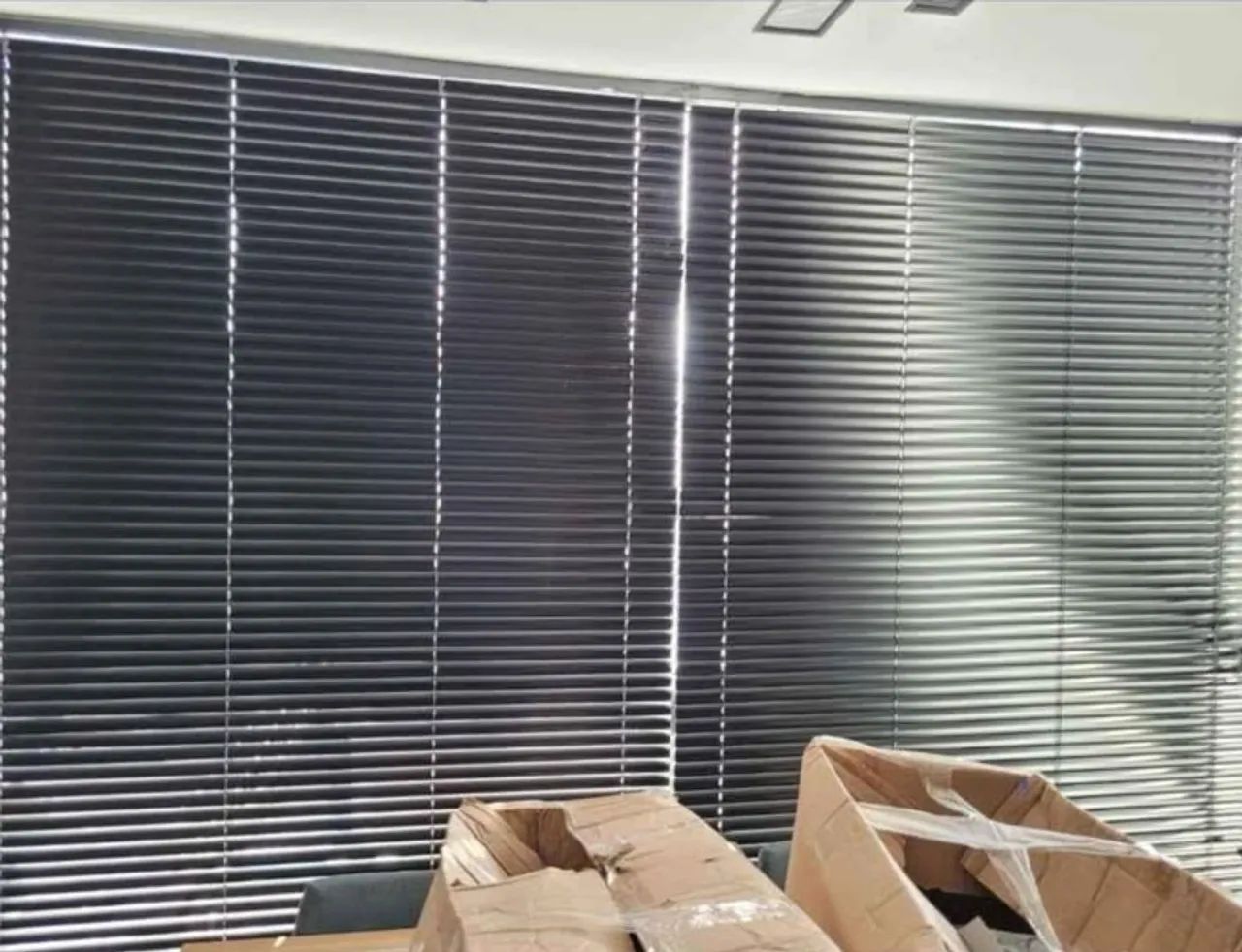 Duas Persianas de Alumínio Preto  - Foto 4