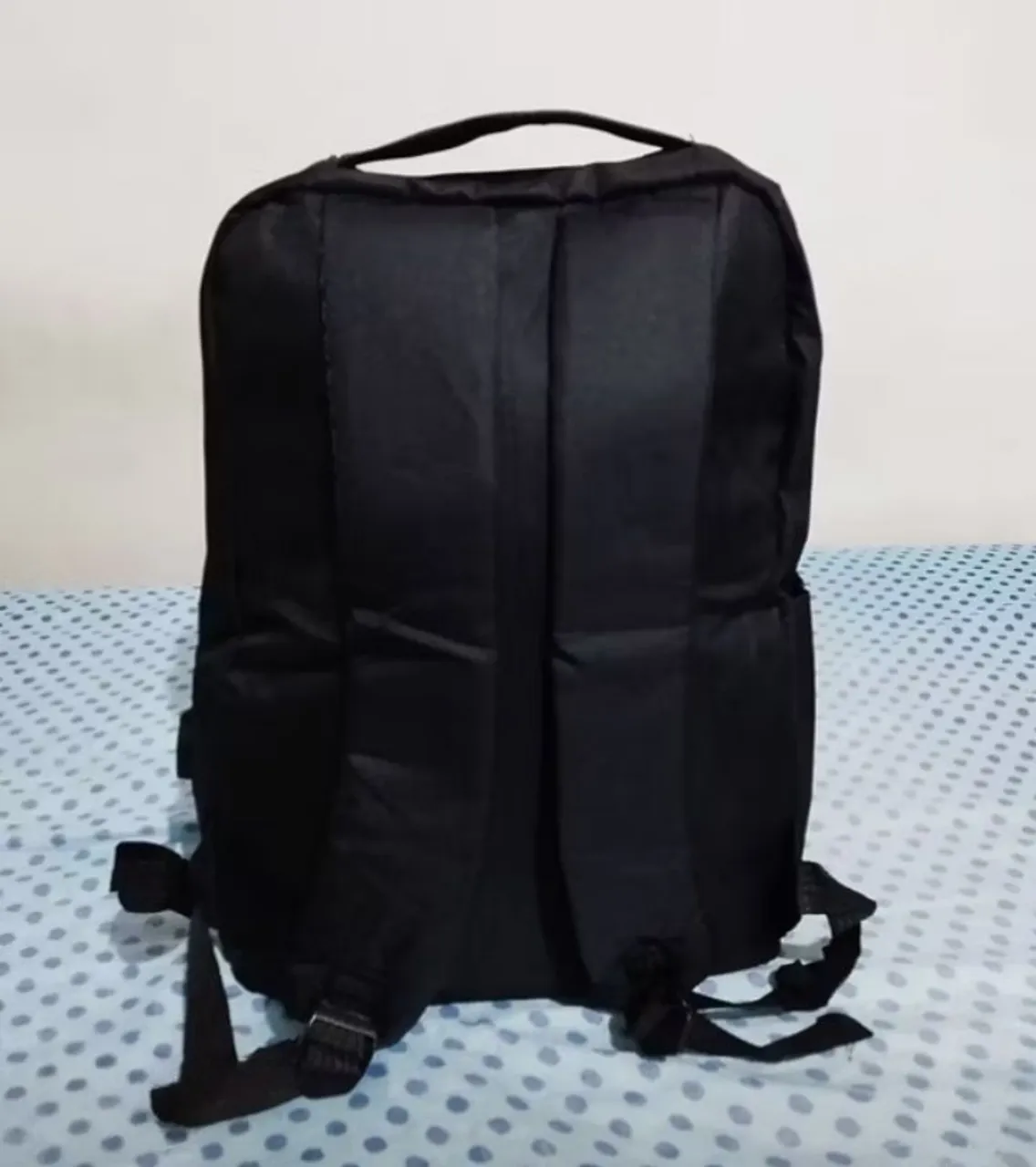 Mochila preta espaçosa e resistente