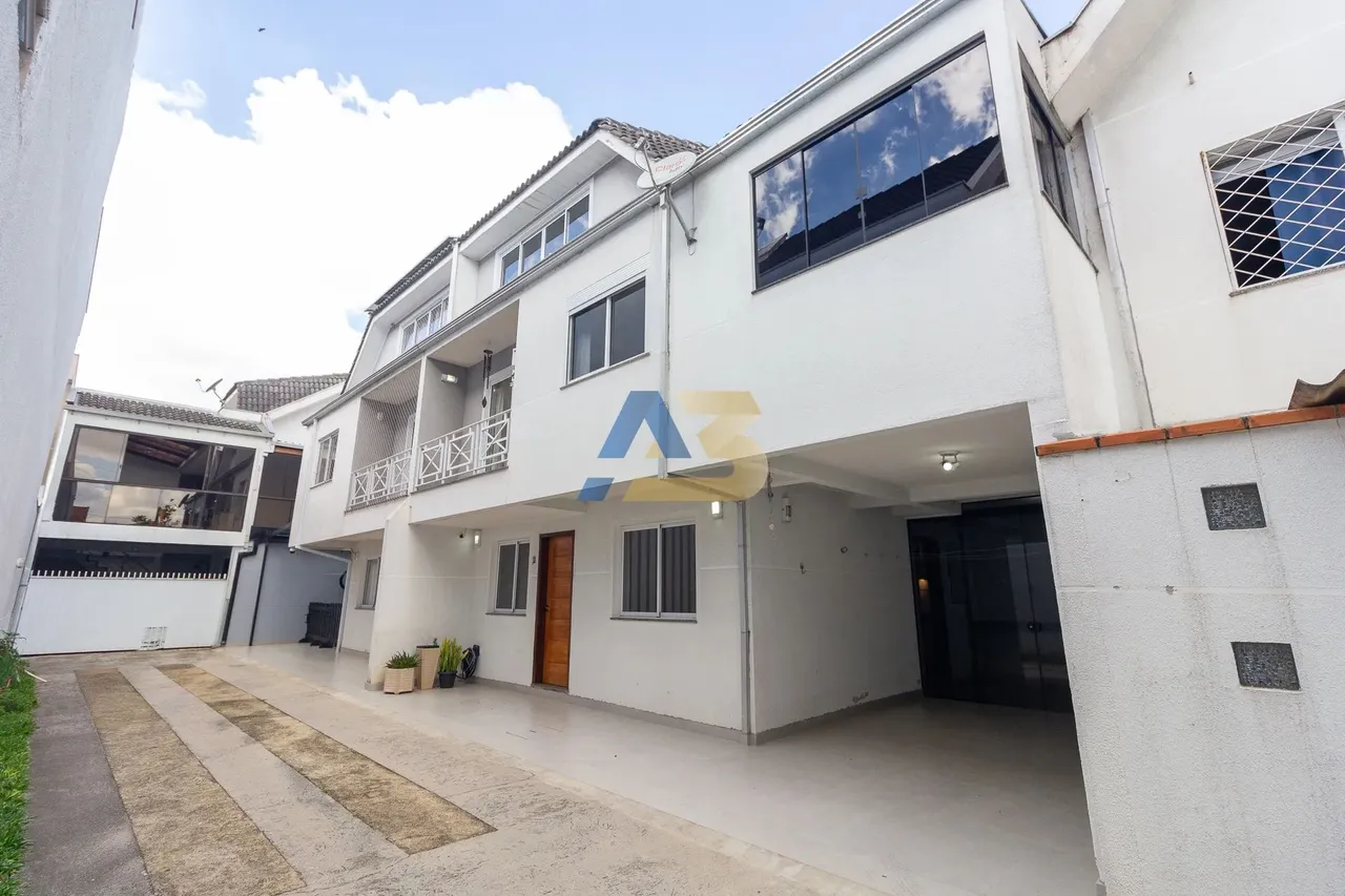 Sobrado Semimobiliado 3 Quartos à Venda no Xaxim | Curitiba