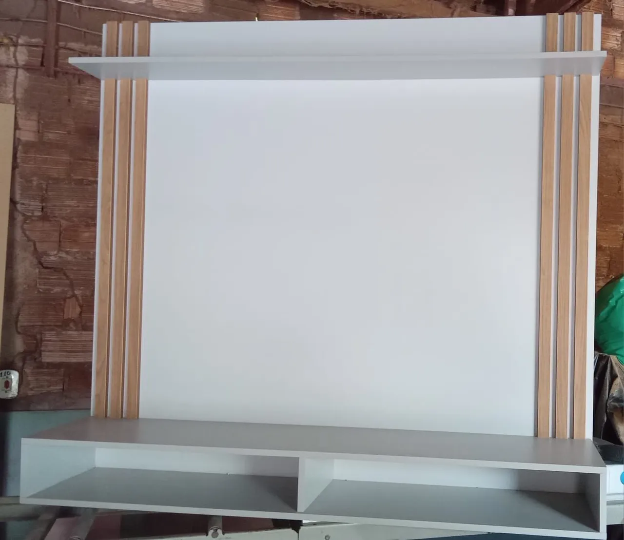 Painel de TV Moderno com Prateleiras e Detalhes em Madeira