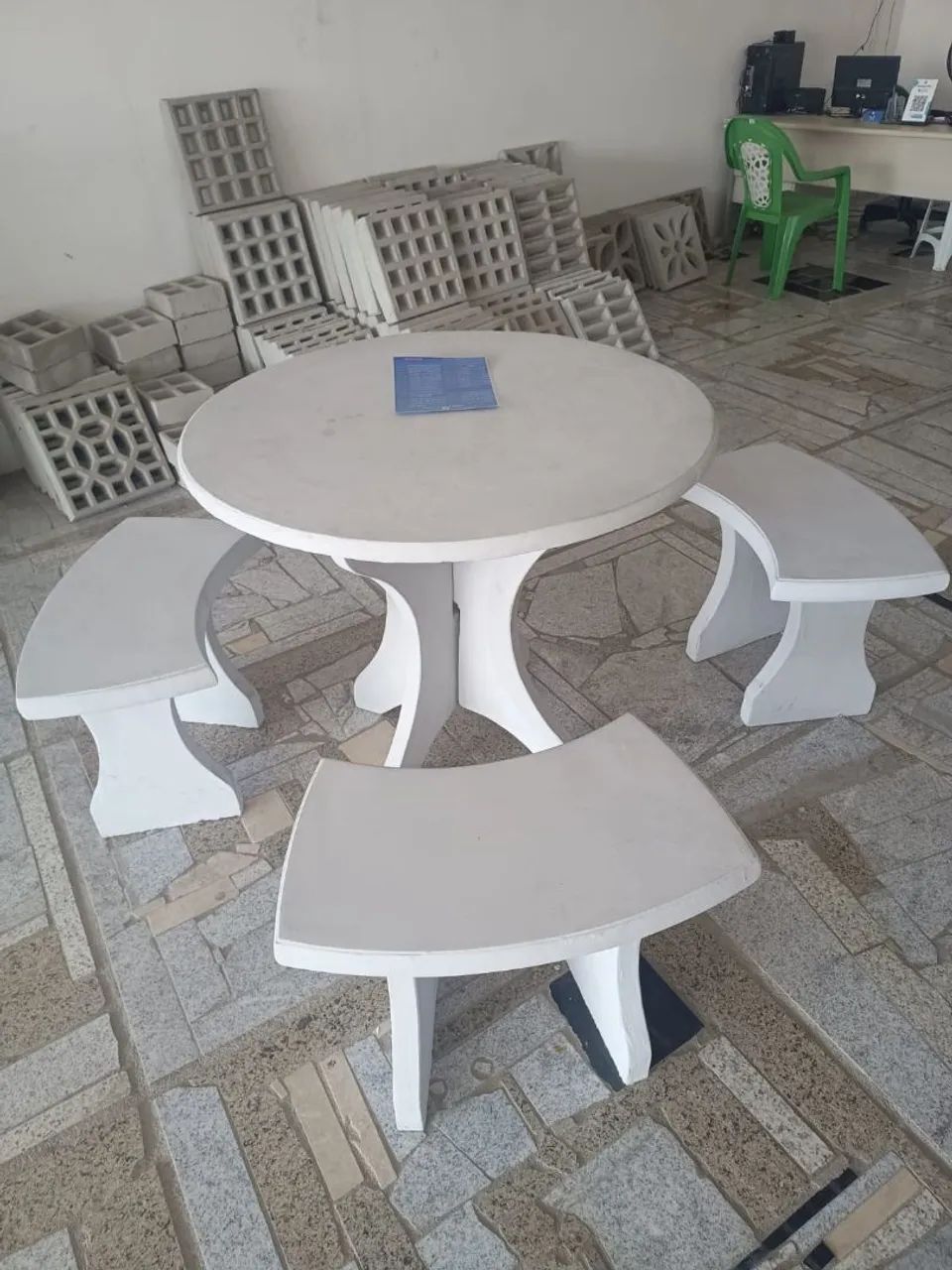 Conjunto de mesa e bancos de concreto - Foto 2