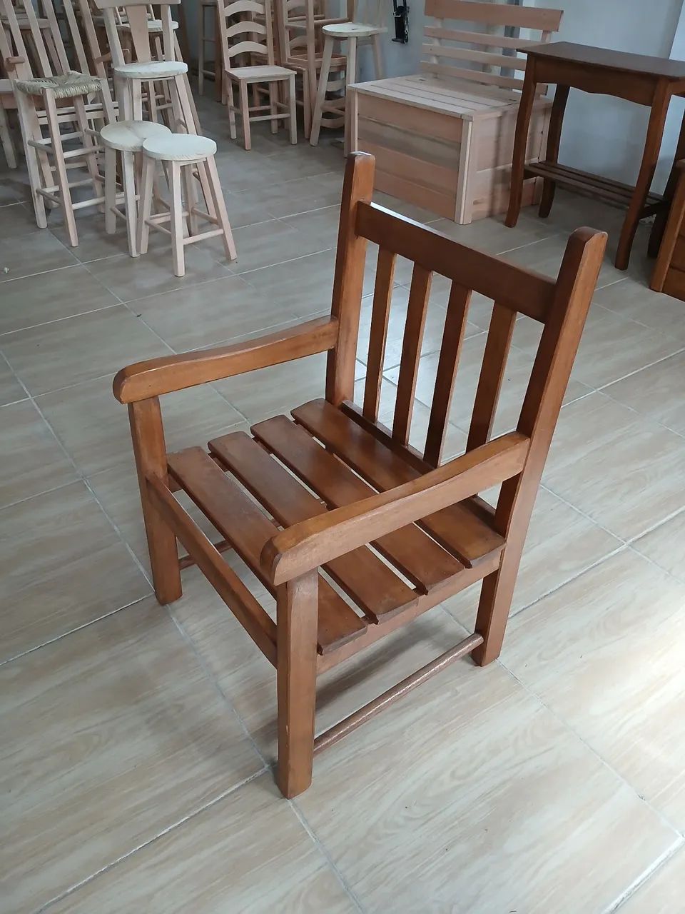 Cadeira de madeira com braços