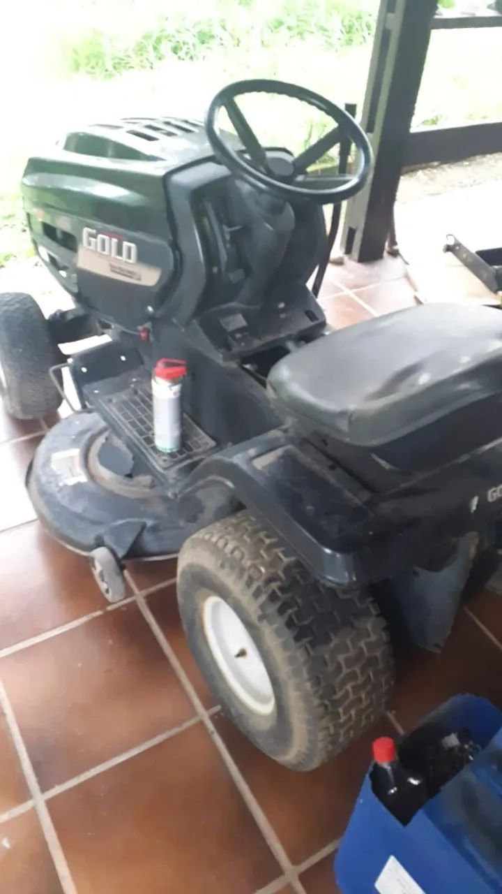 Trator cortador de grama