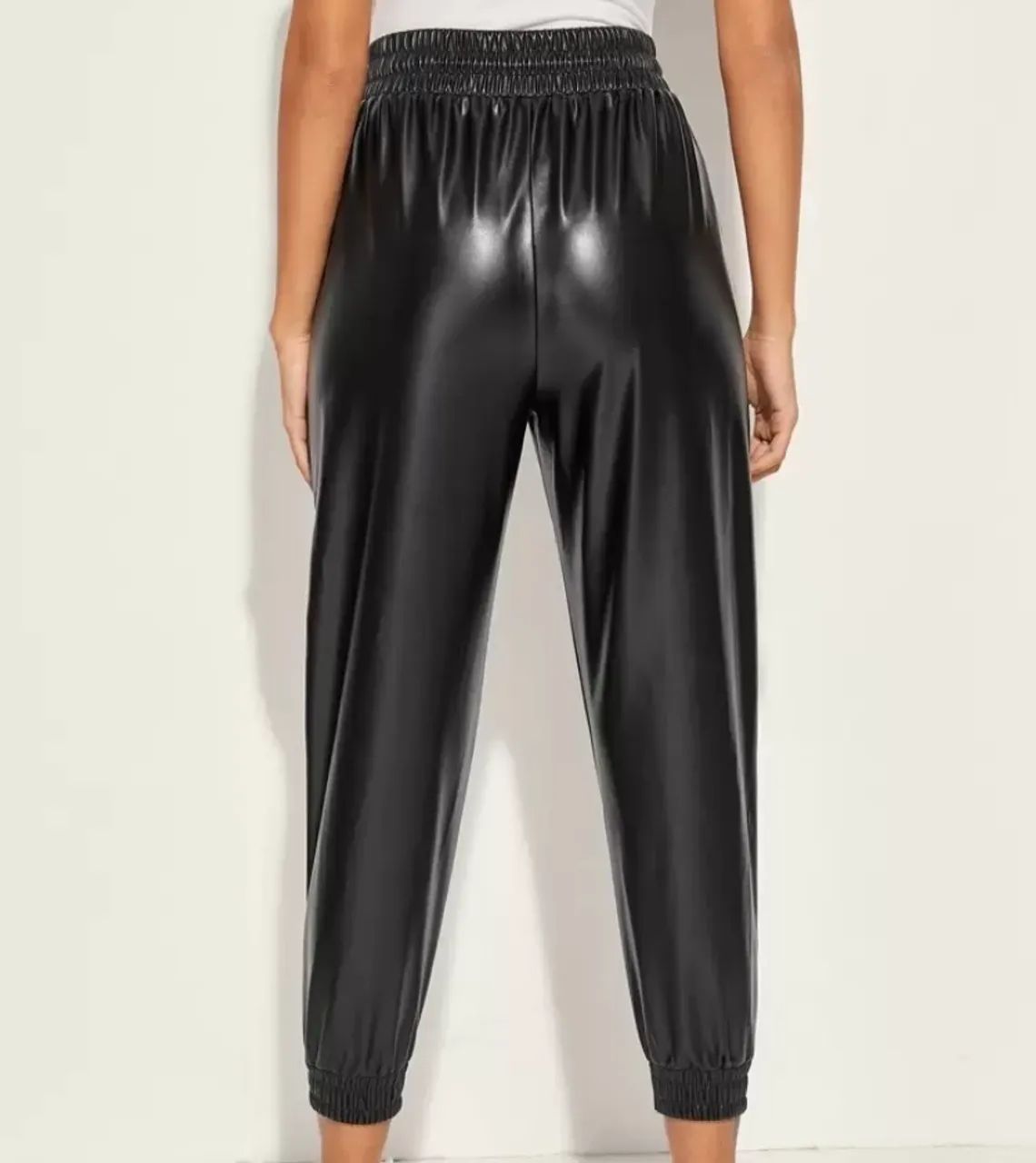 Calça de couro preta tamanho P - Foto 2