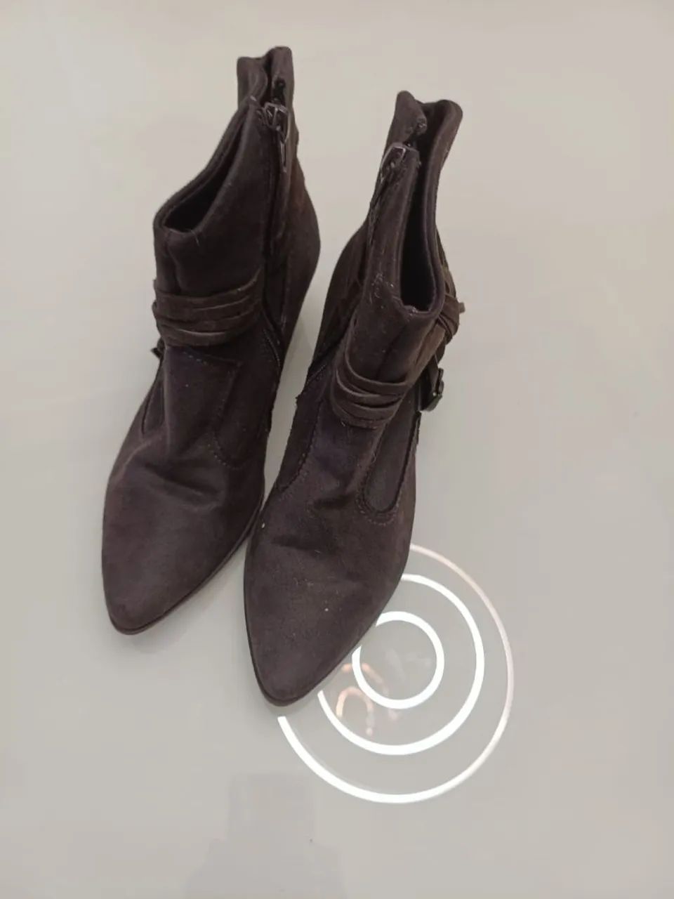 Bota arezzo cano curto marrom camurça - estilosa e elegante ?