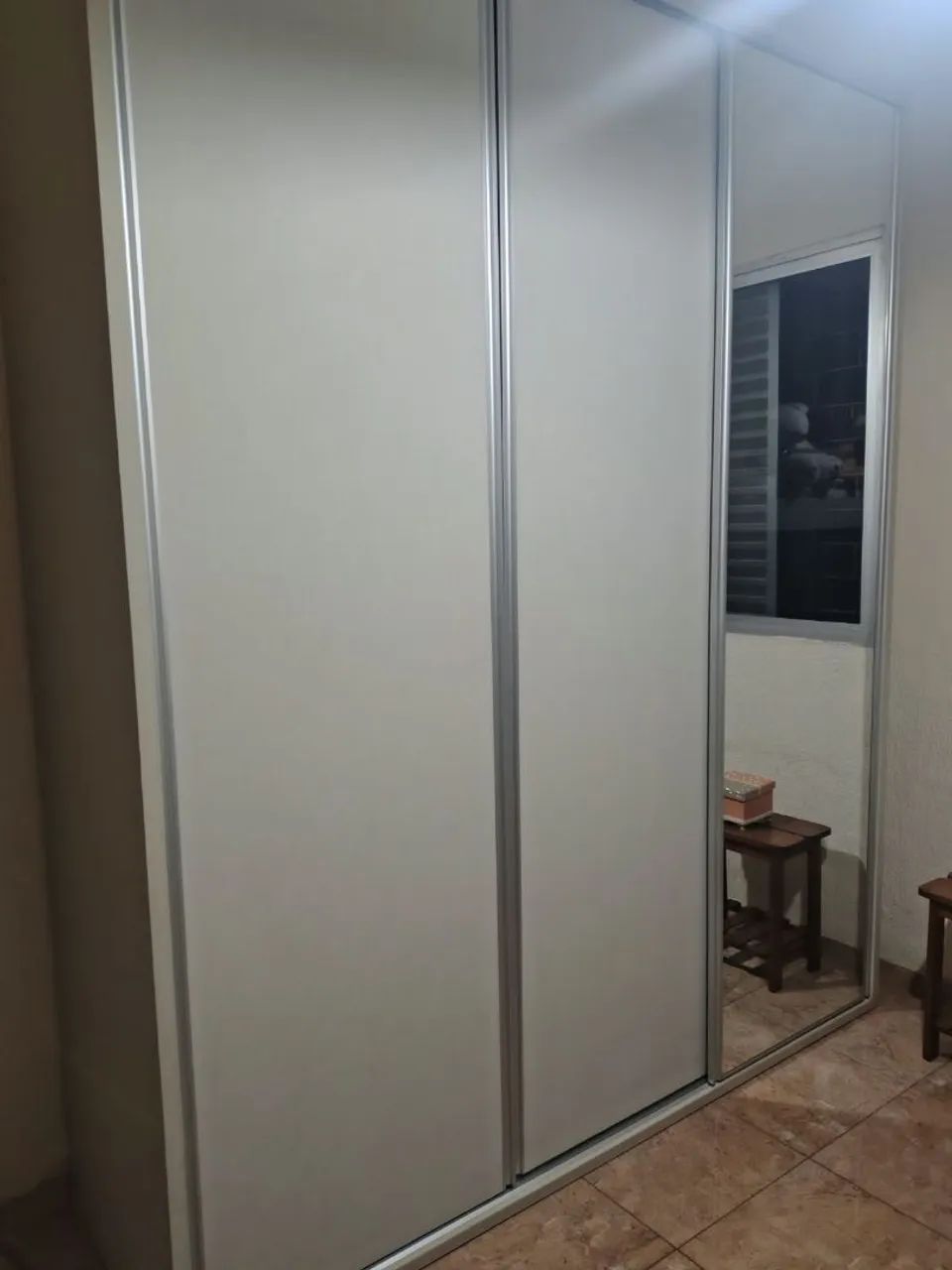 Armário 3 portas e um espelho.  - Foto 2