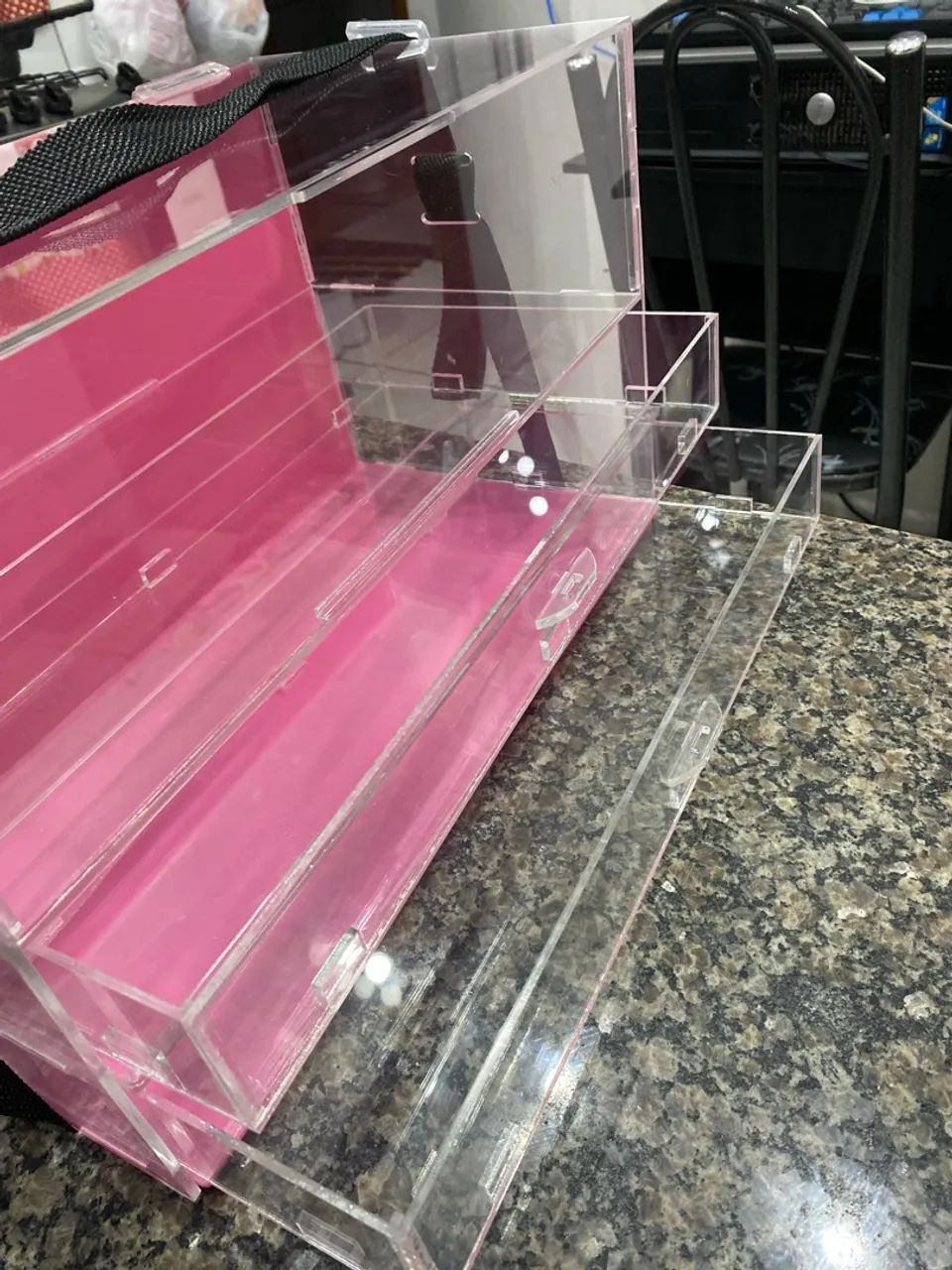 Caixa Expositora Rosa em Acrílico para Confeitaria (Com Alça e Gavetas) - Impecável!