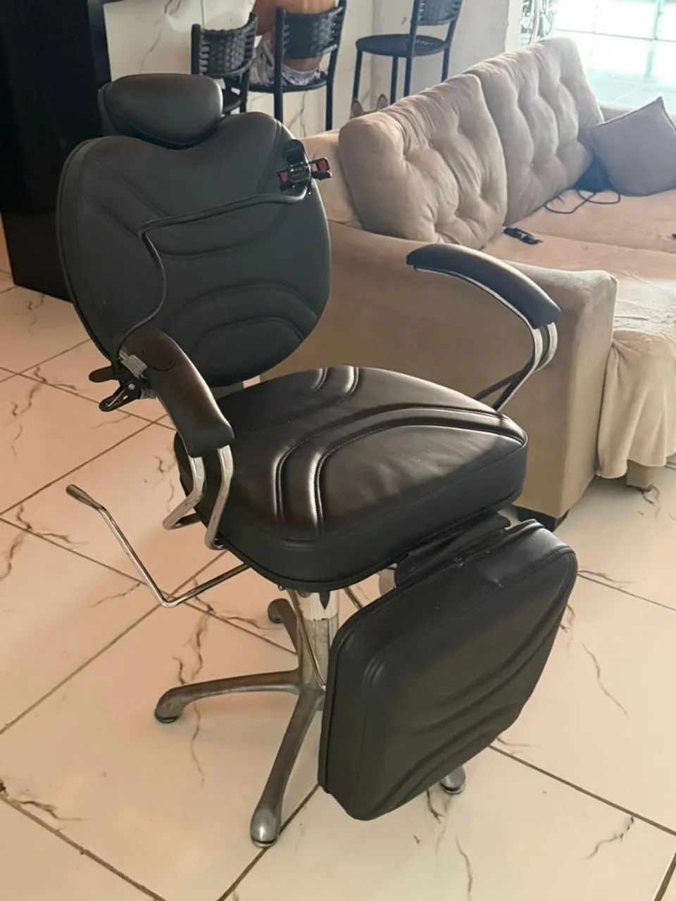 Cadeira de salão semi nova