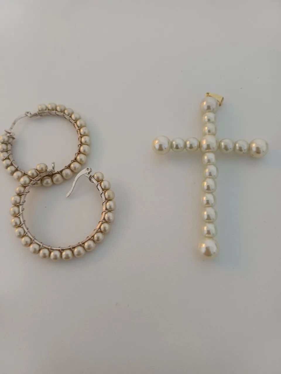 Pingente crucifixo e 01 par brincos