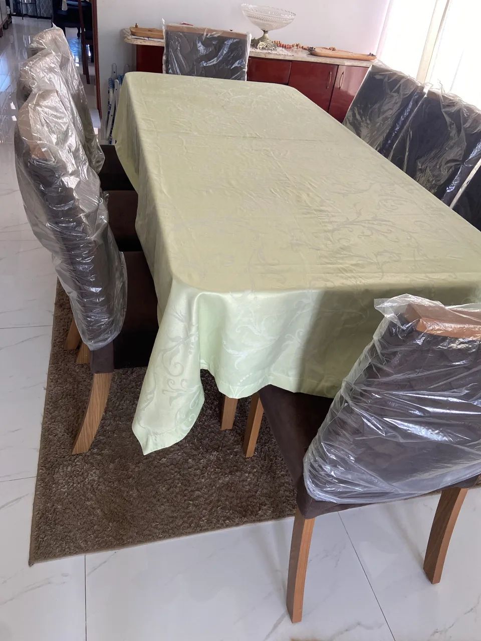 Mesa com 8 cadeiras em suede semi nova - Foto 2