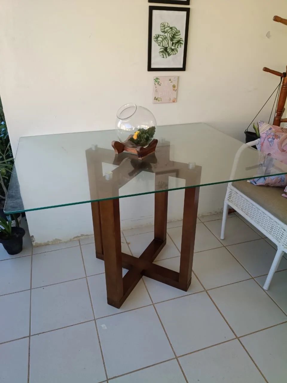 Vendo mesa de madeira e topo de vidro