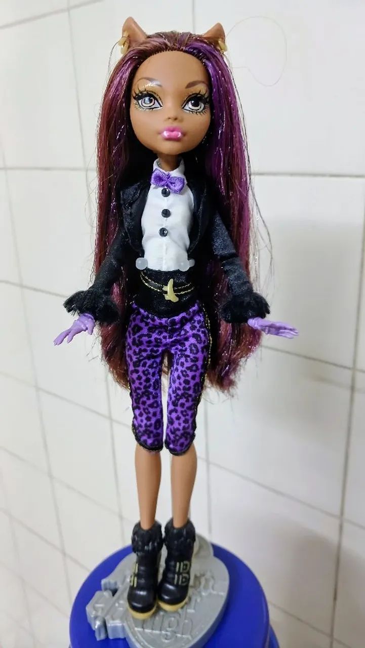 Boneca monster high com elástico preto 
