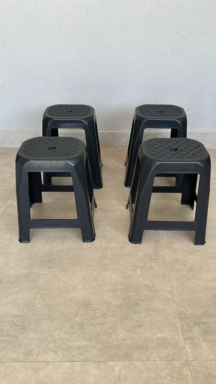 4 banquinhos banquetas de plástico preto